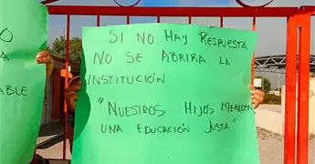 Padres de familia bloquean escuela Telesecundaria