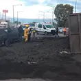 Vuelca cami&oacute;n con arena y le pega a una camioneta