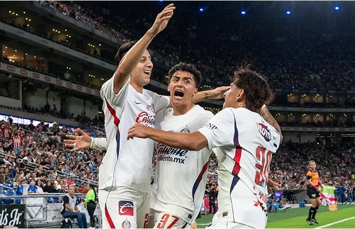 Chivas vence de visita a Rayados Chivas vence de visita a Rayados