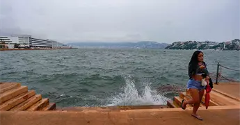 El hurac&aacute;n Vance baja a categor&iacute;a 1