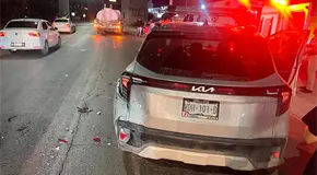 Jóvenes en moto chocan contra dos vehículos