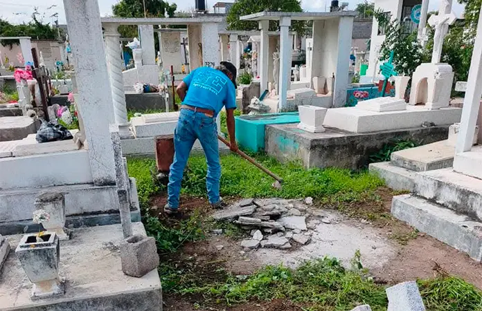Limpian panteón, para día de muertos