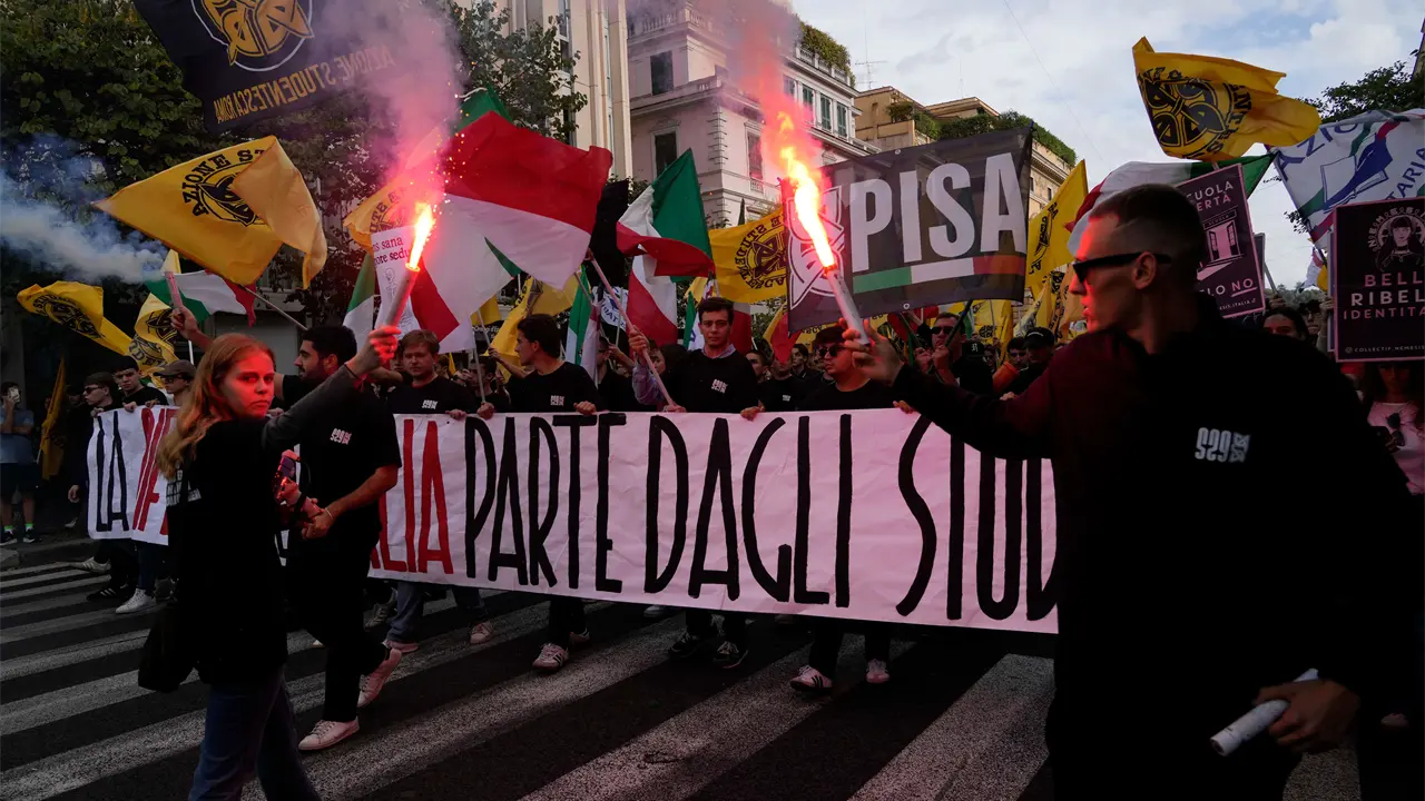 Miles de jóvenes protestan en Italia con fuerte seguridad en Milán
