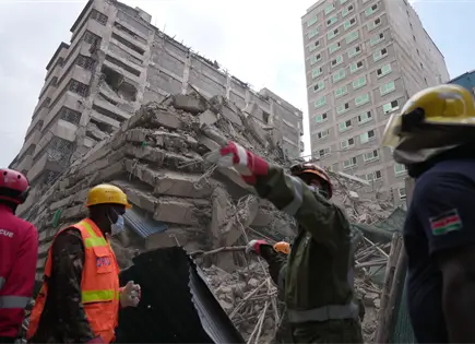 Rescatan a persona tras derrumbe de edificio en Nairobi