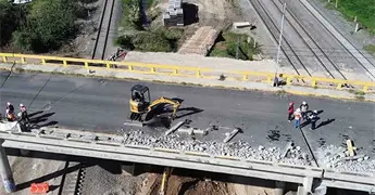 Tiran puente da&ntilde;ado por tren a Quer&eacute;taro