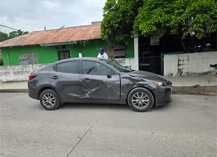 Turista provoca choque en zona centro de Ciudad Valles Turista provoca choque en zona centro de Ciudad Valles