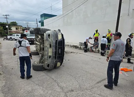 Vuelca camioneta en la Mirador; conductor resulta herido