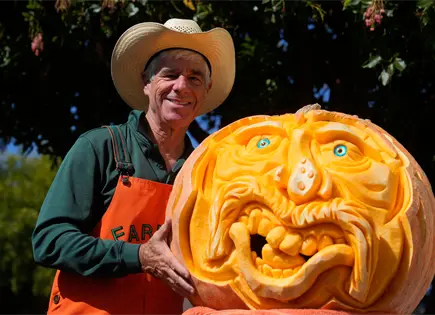 Mike Valladao celebra 40 a&ntilde;os tallando calabazas en Half Moon Bay