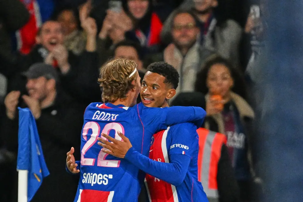 PSG vuelve a liderar Ligue 1 tras vencer a Lyon 2-0