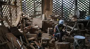 Talladores saamaka preservan tradición de madera en Surinam Talladores saamaka preservan tradición de madera en Surinam
