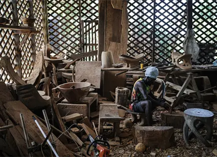 Talladores saamaka preservan tradici&oacute;n de madera en Surinam