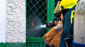 Bomberos controlan incendio en una casa