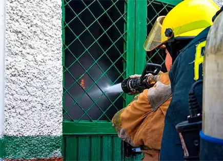 Bomberos controlan incendio en una casa Bomberos controlan incendio en una casa