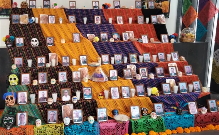 Con altar, honran a policías soledenses caídos Con altar, honran a policías soledenses caídos