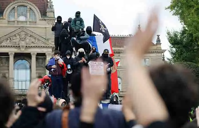 Francia busca apaciguar el enojo estudiantil
