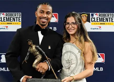 Gana Lindor premio Roberto Clemente