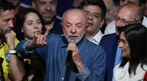 Quien sale escondido de su país, debe alguna cosa: Lula da Silva