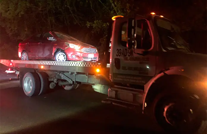Vuelca vehículo en carretera; conductora resulta ilesa