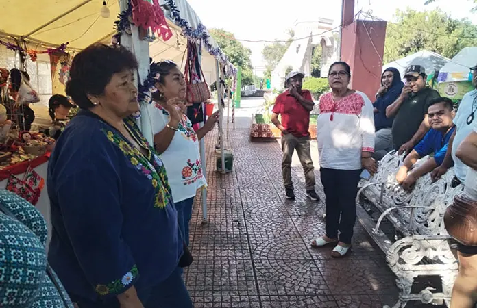 Artesanos invaden la plaza de Valles