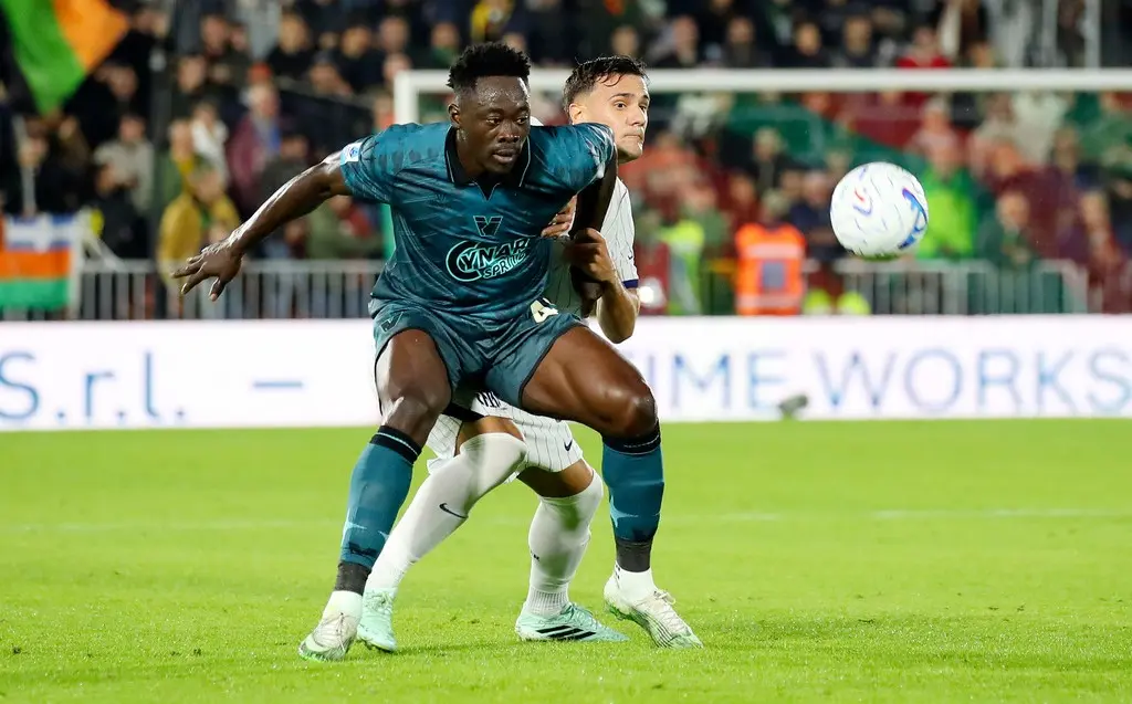 Autogoles salvan al Inter ante Venezia