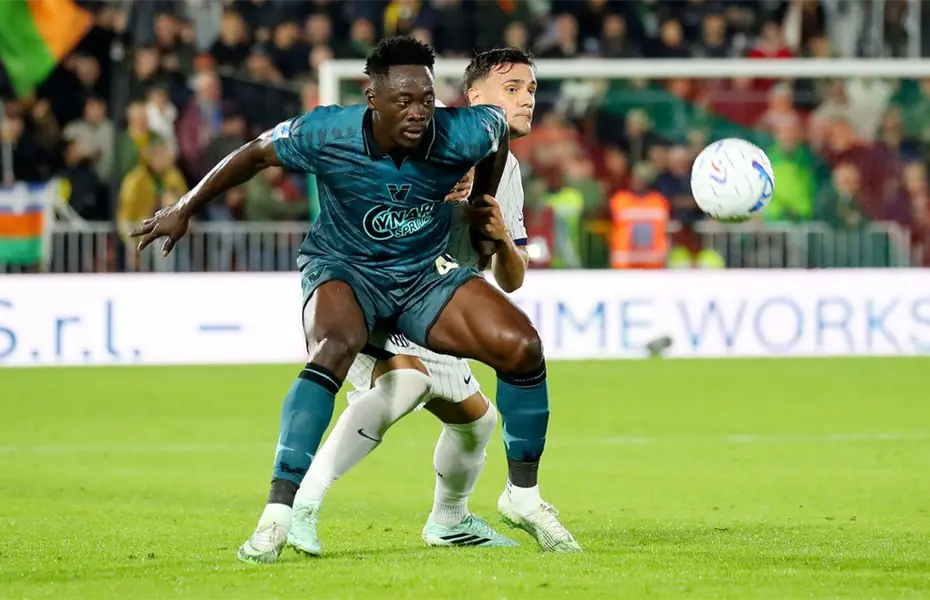 Autogoles salvan al Inter ante Venezia