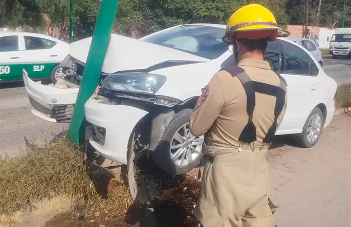 Carro derriba poste en carretera a Rioverde