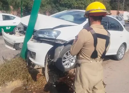 Carro derriba poste en carretera a Rioverde Carro derriba poste en carretera a Rioverde