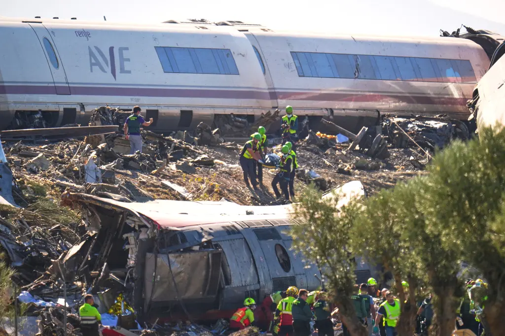 Al menos 68 muertos en choque de trenes en el centro de España