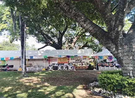Comerciantes permanecen en la plaza principal