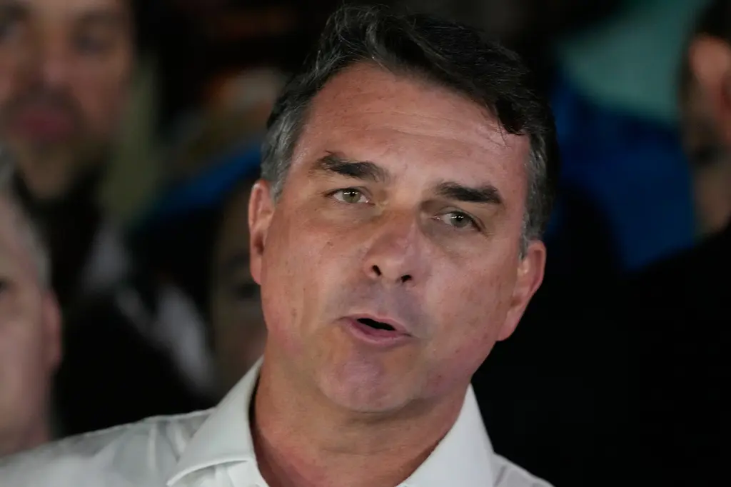 Flávio Bolsonaro llega a Miami con su familia tras huir de Brasil
