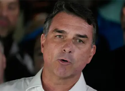 Flávio Bolsonaro llega a Miami con su familia tras huir de Brasil Flávio Bolsonaro llega a Miami con su familia tras huir de Brasil