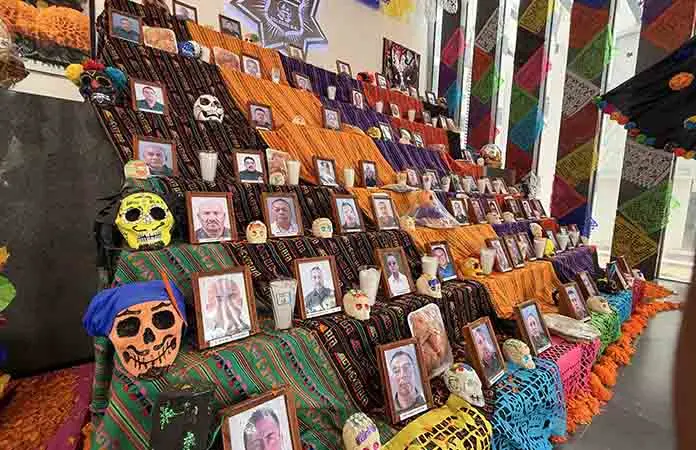 Homenajean a los policías caídos con Altar de Muertos