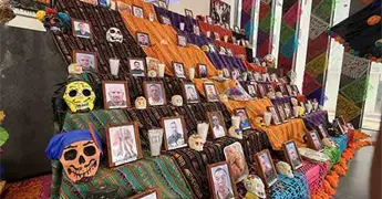 Homenajean a los polic&iacute;as ca&iacute;dos con Altar de Muertos