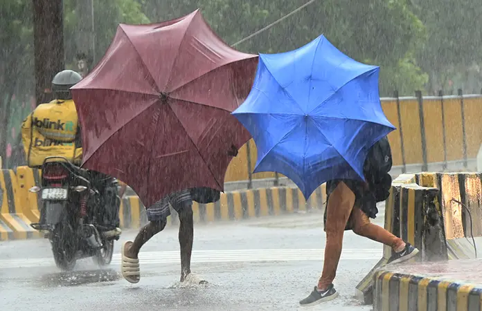 India evacua a miles por ciclón