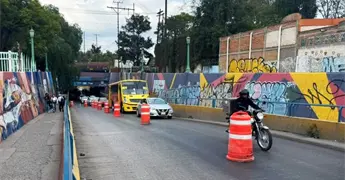 Intervienen parte baja de puente Oth&oacute;n; hay reducci&oacute;n de carriles