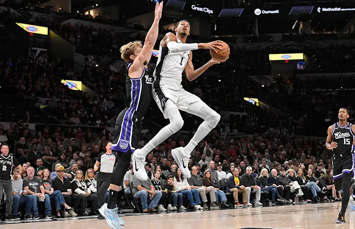 Wembanyama lidera a Spurs al gane ante Kings