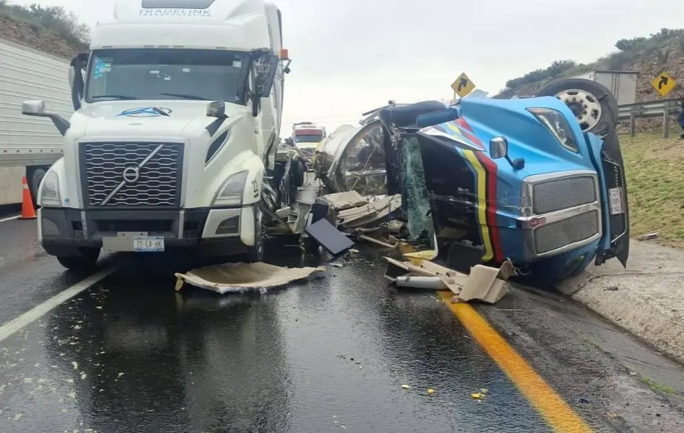 Fotos | Aparatoso choque de tráileres en la 57; hay un muerto