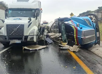Fotos | Aparatoso choque de tr&aacute;ileres en la 57; hay un muerto