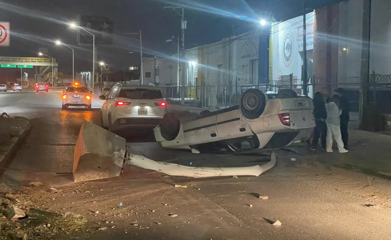 Aparatoso choque y volcadura en Soledad