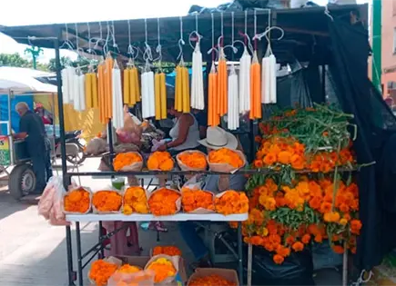 Instalan puestos de venta de coronas y veladoras