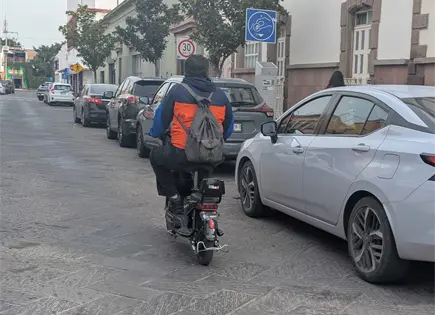 Regular&aacute;n motos y scooters el&eacute;ctricos