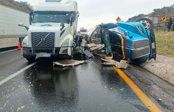 Conductor de pipa muere en volcadura
