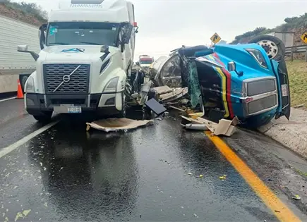 Conductor de pipa muere en volcadura
