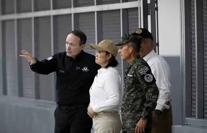 Keiko Fujimori visita Cecot de Bukele