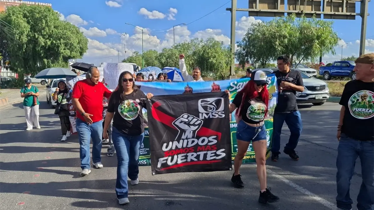Marchan sindicalizados del IMSS de carretera 57 a zona centro