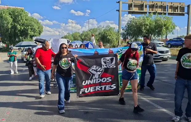 Marchan sindicalizados del IMSS de carretera 57 a zona centro