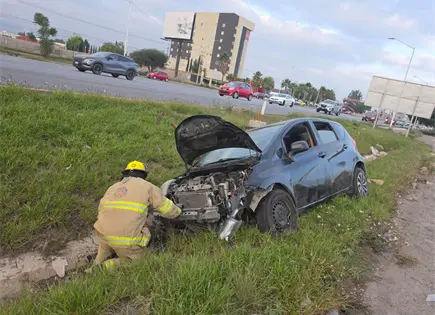 Vuelca automóvil en la 57 Vuelca automóvil en la 57