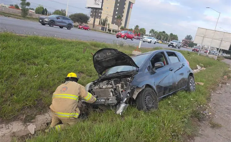 Vuelca automóvil en la 57 Vuelca automóvil en la 57