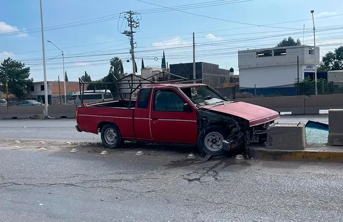 Camioneta se estrella contra muro en el Periférico Norte