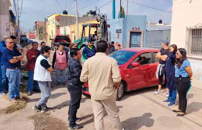 Denuncian daños en drenaje por obra en calle Altamirano